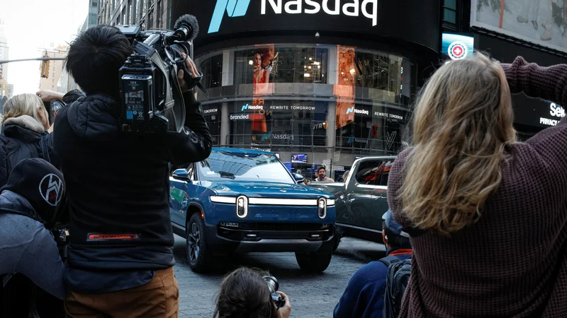 Fotografija: Električni poltovornjak rivian R1T, razstavljen na newyorškem Times Squaru ob začetku kotacije podjetja Rivian na borzi Nasdaq
FOTO: Brendan Mcdermid/Reuters