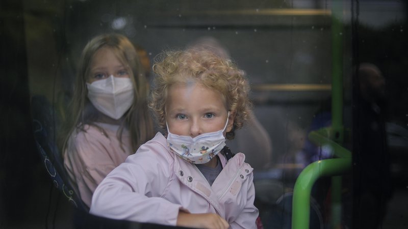 Fotografija: V iniciativi opozarjajo, da so otroci edini, ki imajo masko na obrazu tudi po devet ur dnevno. FOTO: Jože Suhadolnik/Delo
