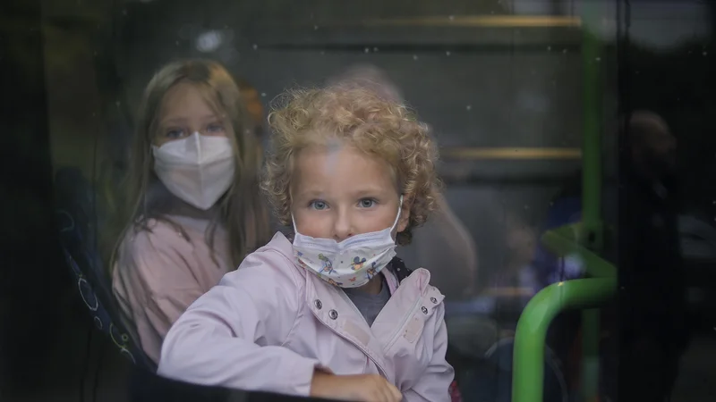 Fotografija: V iniciativi opozarjajo, da so otroci edini, ki imajo masko na obrazu tudi po devet ur dnevno. FOTO: Jože Suhadolnik/Delo