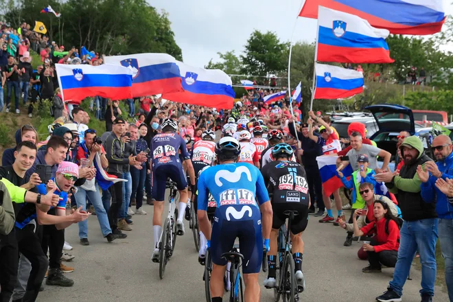 Ko je Giro d&#39;Italia letos zavil v Slovenijo, je pritegnil veliko množico ljubiteljev kolesarstva. FOTO: Luca Bettini/AFP
