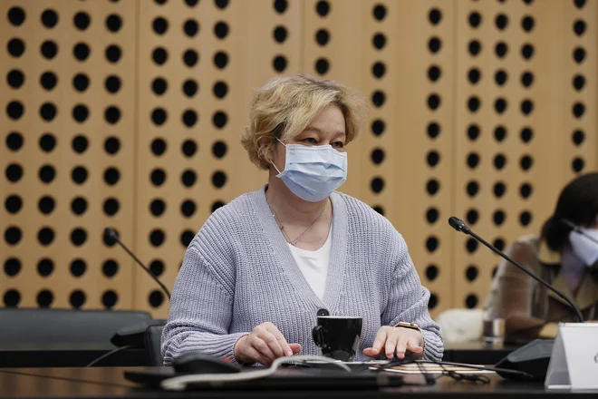 Mateja Logar: Virus ne izbira, izkoristi vsako možnost, da pride do okužbe. FOTO: Leon Vidic
