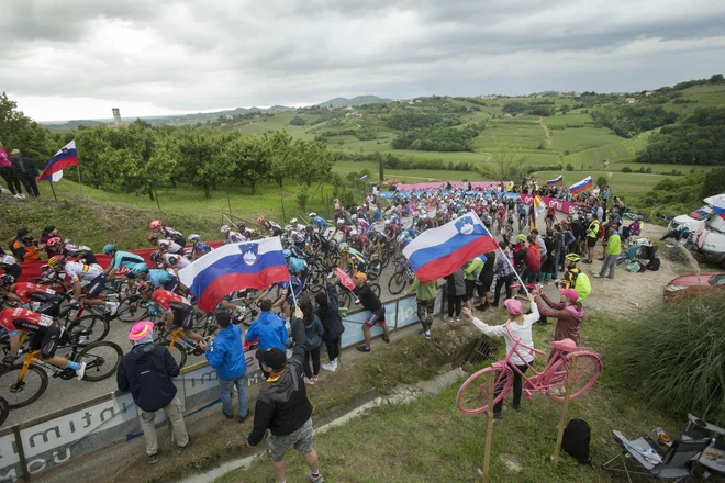 Ob izjemnem vzdušju, ki so ga letos navijači pripravili na Cerovskem klancu, prireditelji Gira niso odlašali pri vrnitvi v Slovenijo. FOTO: Jure Eržen
