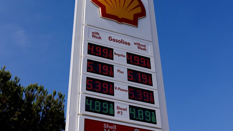 Fotografija: Američane je udarila po žepu tudi znatna podražitev goriva.               Foto Mike Blake/Reuters
