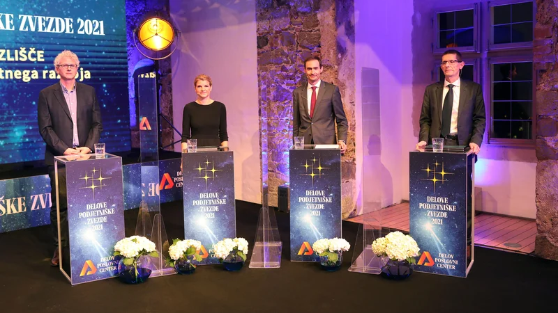 Fotografija: Rdeča nit letošnjih Delovih podjetniških zvezd je bila trajnost in priložnosti, ki jih ponuja v delovanju podjetij. O sistemskih izzivih trajnostnega razvoja so govorili na popoldanski okrogli mizi. FOTO: Blaž Samec/Delo