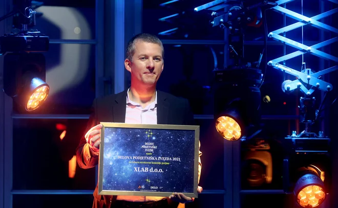 Delova podjetniška zvezda 2021 je podjetje XLAB iz Ljubljane. FOTO: Blaž Samec/Delo
