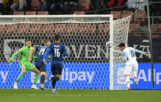 Takole je Miha Zajc z golom opozoril nase navzoče na slovanskem derbiju v Trnavi. FOTO: Radovan Stoklasa/Reuters

