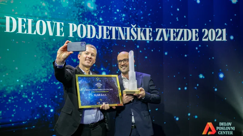 Fotografija: Soustanovitelj ter direktor podjetja XLAB Jure Pompe (levo) in direktor Gregor Berginc s prestižnim kipcem. FOTO: Voranc Vogel/Delo