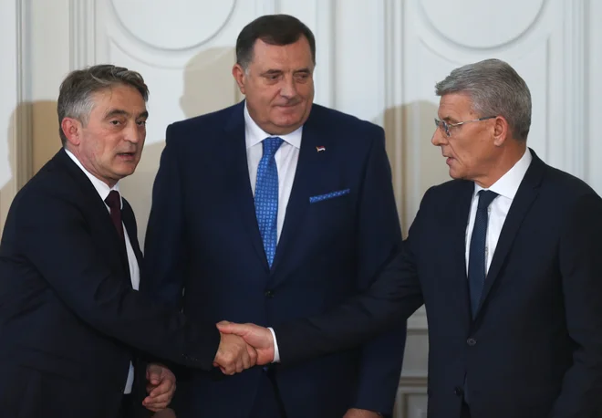 Vodja bosanskih Srbov Milorad Dodik (na fotografiji na sredini, levo hrvaški član predsedstva BiH Željko Komšić, desno bošnjaški član Šefik Džaferović) že pred vzponom na oblast ni nikoli izključil možnosti odcepitve Republike Srbske od BiH, potem se je pokazal kot čistokrvni nacionalist. Foto Dado Ruvič/Reuters

