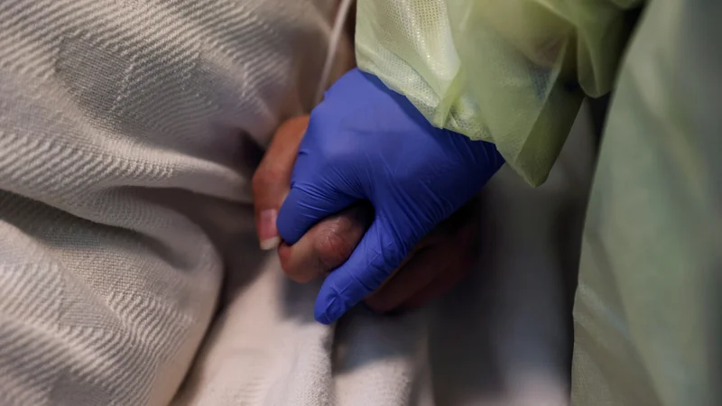 Fotografija: »Soočeni smo s tako velikim navalom covidnih pacientov, da bo počasi zmanjkalo prostora,« Aleš Vesnaver odgovarja Gorazdu Kocijančiču. FOTO: Shannon Stapleton/Reuters