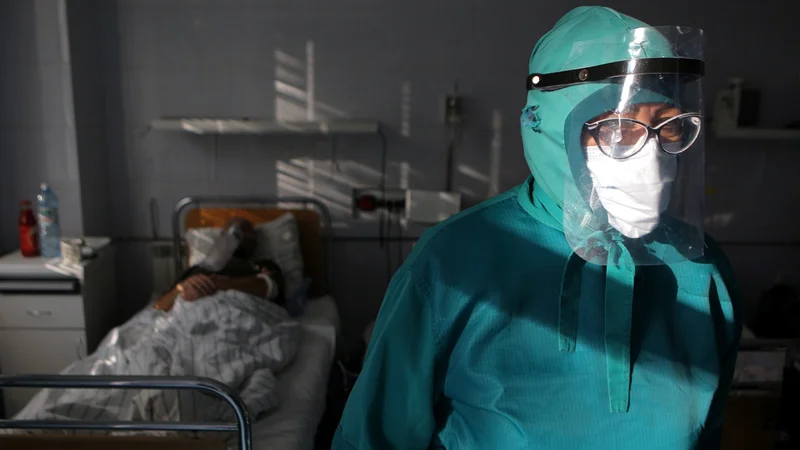 &raquo;Nismo namišljeni atenski zdravniki, ki bi se v avtorjevi domišljiji brezdelno zaprli v atrije svojih hiš, ampak ljudje iz mesa in krvi,&laquo; Marko Pokorn, Alojz Ihan, Tadej Battelino in Franc Strle odgovarjajo Gorazdu Kocijančiču. FOTO: Reuters
