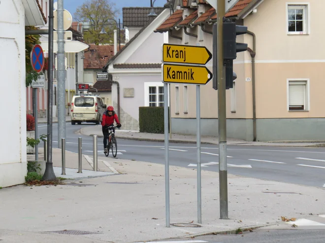 Kolesarska regionalka bo potekala tudi po Slovenski cesti v Mengšu. FOTO: Bojan Rajšek/Delo
