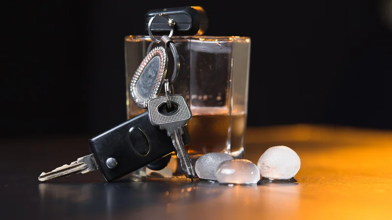 Fotografija: Policisti znova opozarjajo vse voznike, da sta hitrost in vožnja pod vplivom alkohola najpogostejša vzroka prometnih nesreč z najhujšimi posledicami. FOTO: Shutterstock