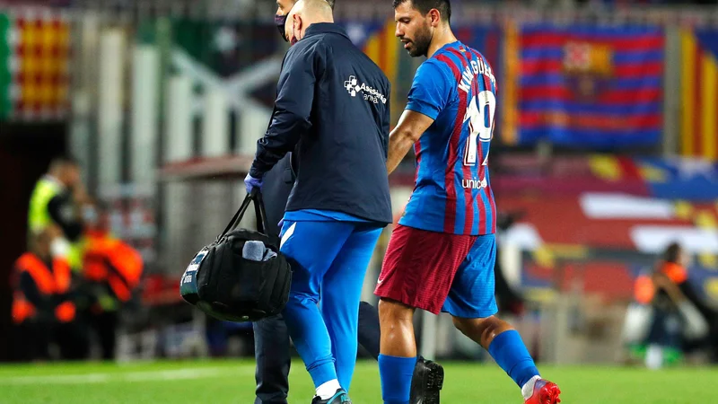 Fotografija: Sergio Agüero je štadion Camp Nou oktobra zapustil v reševalnem vozilu. FOTO: Albert Gea/Reuters
