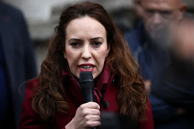 Stella Morris, zaročenka in bodoča žena Juliana Assangea, opozarja na izvoljenčevo krhko zdravje in krhkost svobode tiska. FOTO: Henry Nicholls/Reuters
