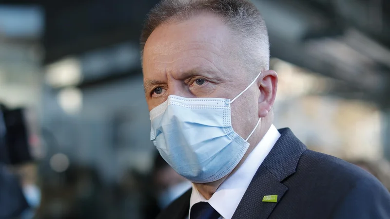 Fotografija: Ministrstvo za gospodarstvo, ki ga vodi Zdravko Počivalšek, pripravlja spremembe devetega protikoronskega paketa, s katerim bi bili, med drugimi, samozaposleni upravičeni do povračila izgubljenega dohodka za čas trajanja karantene ali karantene otroka. FOTO: Jure Eržen/Delo