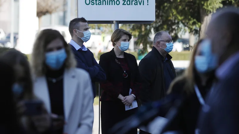 Fotografija: Klicni center omenjenega podjetja je v sodelovanju z epidemiološko službo NIJZ 11. oktobra začel prve obravnave visoko rizičnih stikov oseb s potrjeno okužbo koronavirusa, so za STA takrat potrdili na NIJZ. FOTO: Leon Vidic/Delo