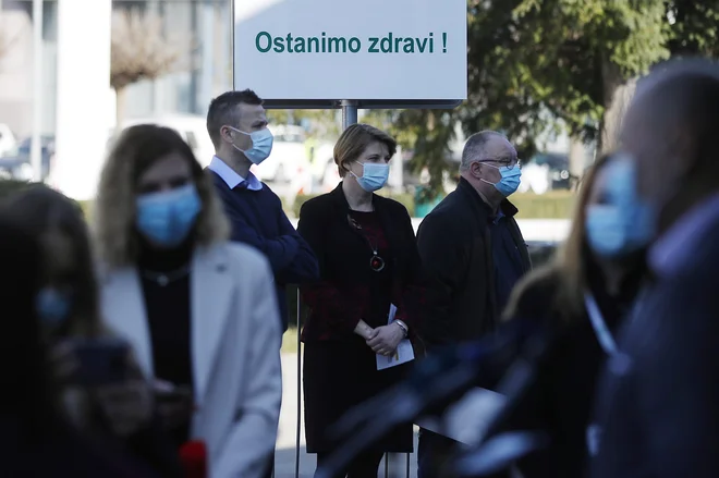 Klicni center omenjenega podjetja je v sodelovanju z epidemiološko službo NIJZ 11. oktobra začel prve obravnave visoko rizičnih stikov oseb s potrjeno okužbo koronavirusa, so za STA takrat potrdili na NIJZ. FOTO: Leon Vidic/Delo
