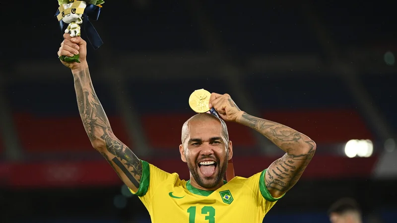 Fotografija: Neustavljivi Daniel Alves je z zbiranjem lovorik nadaljeval tudi na letošnjih olimpijskih igrah v Tokiu, kjer je z Brazilijo osvojil zlato kolajno. FOTO: Anne-Christine Poujoulat/AFP