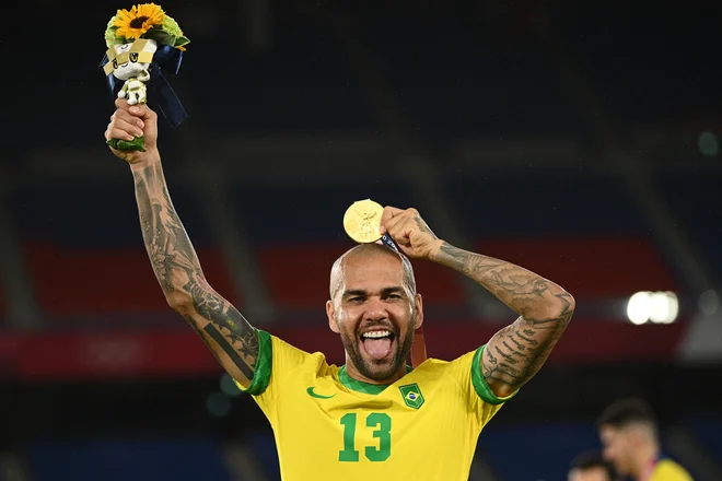 Neustavljivi Daniel Alves je z zbiranjem lovorik nadaljeval tudi na letošnjih olimpijskih igrah v Tokiu, kjer je z Brazilijo osvojil zlato kolajno. FOTO: Anne-Christine Poujoulat/AFP
