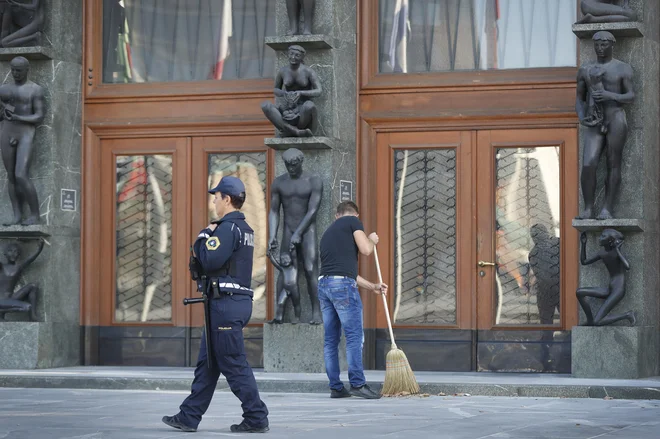 Parlamentarna preiskovalna komisija ugotavlja morebitno nedovoljeno prepletanje policije in politike. FOTO: Leon Vidic/Delo
