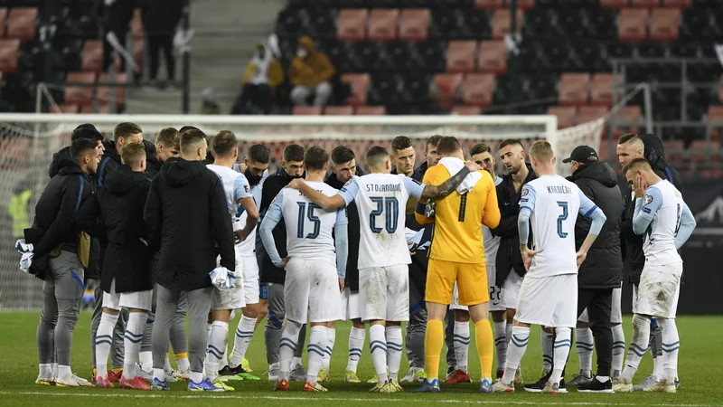 Fotografija: Slovenski nogometaši in selektor Matjaž Kek si po tradiciji povedo prve besede po sleherni tekmi kar na igrišču. FOTO: Radovan Stoklasa/Reuters