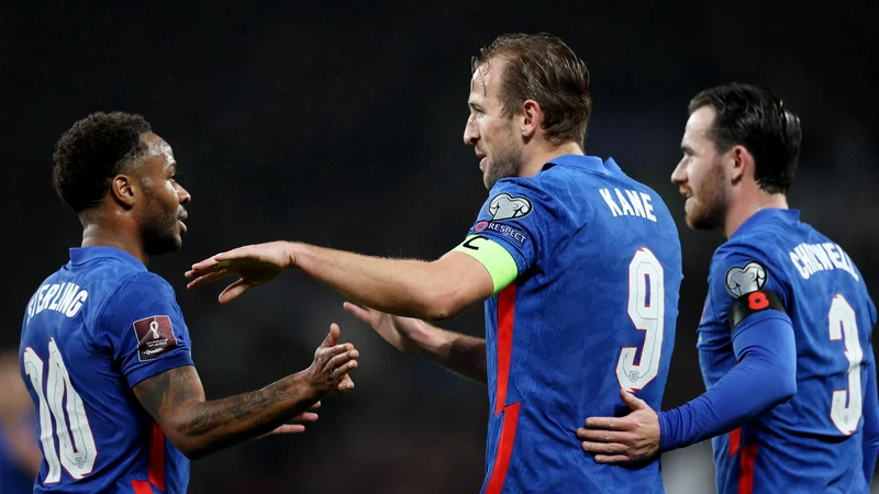 Fotografija: Harry Kane (v sredini) in Raheem Sterling (levo) proslavljata po golu v mreži Albanije. FOTO: Carl Recine/Reuters