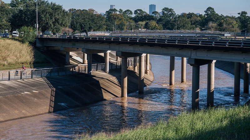 Fotografija: Infrastrukturni projekti bodo vključevali tudi izboljšanje poplavne varnosti. V teksaškem Houstonu načrtujejo ukrepe na reki Buffalo Bayou.

FOTO: Brandon Bell/AFP
