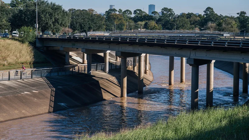 Fotografija: Infrastrukturni projekti bodo vključevali tudi izboljšanje poplavne varnosti. V teksaškem Houstonu načrtujejo ukrepe na reki Buffalo Bayou.
FOTO: Brandon Bell/AFP