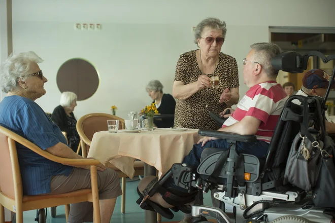Povprečna mesečna cena oskrbe prve kategorije v domu za starejše je že zdaj 680 evrov, oskrbe četrte kategorije pa 1070 evrov. V domovih s koncesijo je še precej dražje. FOTO:&nbsp;Jure Eržen/Delo
