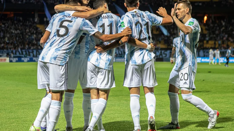 Fotografija: Angel Di Maria proslavlja s soigralci po zmagovitem golu v Montevideu. FOTO: Ernesto Ryan/Reurees