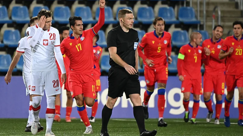 Fotografija: Joan Cervos (drugi z leve) se je s soigralci kljub izključitvi veselil gola v poljski mreži. FOTO: Valentine Chapuis/AFP
