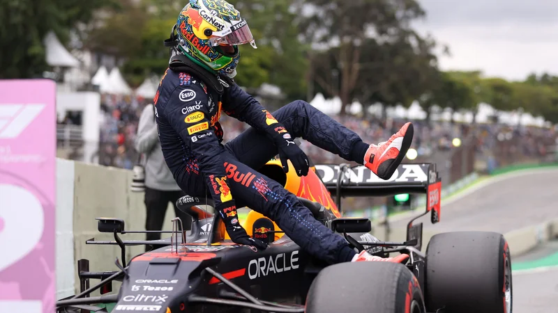 Fotografija: Max Verstappen si je po tem, ko je zlezel iz dirkalnika, privoščil nekaj nedovoljenega »otipavanja«. FOTO: Lars Baron/AFP