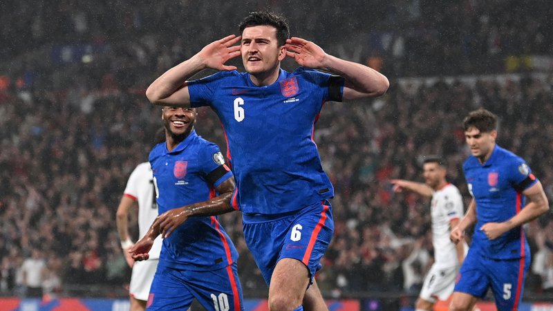 Fotografija: Poteza, ki ni navdušila strokovnih komentatorjev in nekaterih navijačev: Harry Maguire proslavlja gol proti Albaniji. FOTO: Glyn Kirk/AFP
