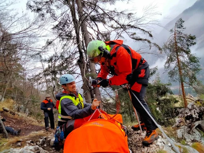 Reševanje v ferati Jerman. FOTO:&nbsp;GRS&nbsp;Kranjska gora&nbsp;
