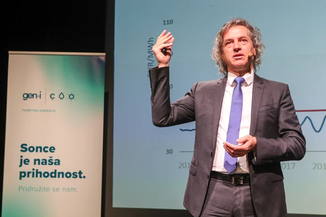 Predstava, ki jo je za javnost uprizoril Robert Golob, je bila politični šov prvega ranga. FOTO: Marko Feist
