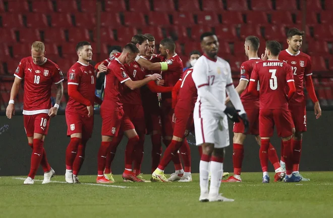 Srbi so se v četrtkovi prijateljski tekmi merili s Katarjem (4:0) in ga premagali tudi z golom Dušana Vlahovića, s katerim so se takole veselili soigralci. FOTO: Novak Djurović/Reuters

