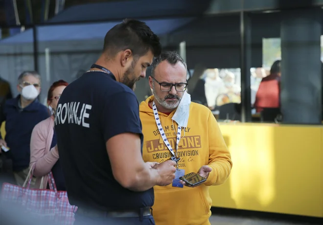 Pacienti morajo dokazila o samotestiranju na vpogled predložiti pred samim odvzemom brisa. FOTO: Jože Suhadolnik/Delo
