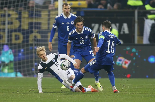 Prvi zvezdnik BIH Miralem Pjanić je odšel iz igre že v 66. minuti tekme. FOTO: Dado Ruvić/Reuters
