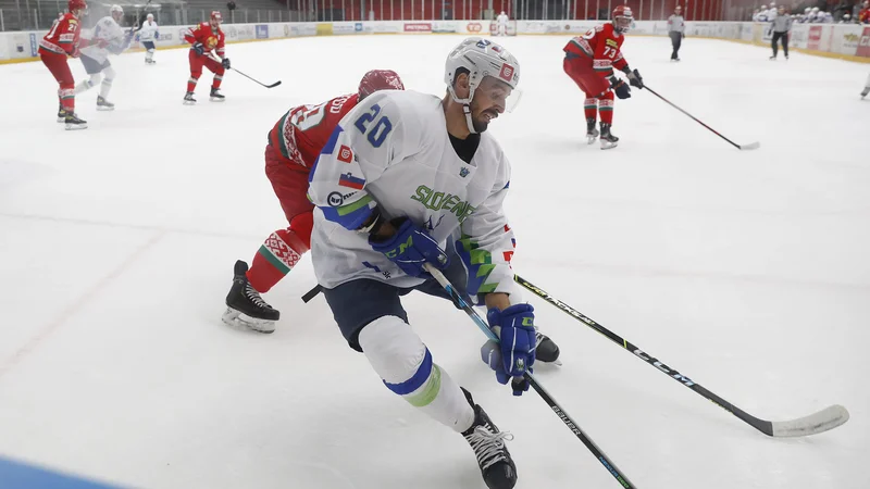 Fotografija: Gregor Koblar in drugi risi za sklep jeseniškega turnirja niso strli Avstrijcev, so si pa zaradi poraza v podaljšku le priigrali eno točko. FOTO: Leon Vidic