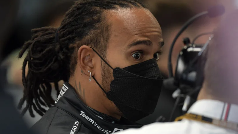 Fotografija: Lewis Hamilton, na fotografiji, ta ne skriva nervoze, in Max Verstappen sta pred odločilnimi dejanji v boju za naslov svetovnega prvaka vse bolj živčna. FOTO: Carl De Souza/AFP
