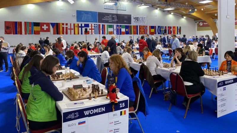 Fotografija: Udarne slovenske šahistke, miza v ospredju, še iščejo svojo formo na uvodu ekipnega EP. FOTO: europechess