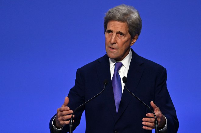 Ameriški podnebni odposlanec John Kerry je dejal, da države na koncu niso imele druge izbire kot sprejeti zahteve Indije okrog premoga, ker sicer dogovora ne bi bilo. FOTO: Paul Ellis/AFP
