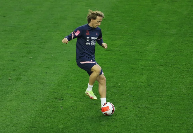 Hrvaški kapetan Luka Modrić (fotografija z včerajšnjega treninga) bo danes pod posebnim drobnogledom. FOTO: Antonio Bronić/ Reuters
