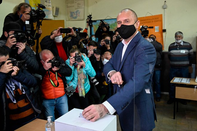 Sodeč po anketah bo aktualni predsednik Rumen Radev prejel največ glasov, a bo potreben drugi krog predsedniških volitev. FOTO: Nikolay Doychinov/AFP
