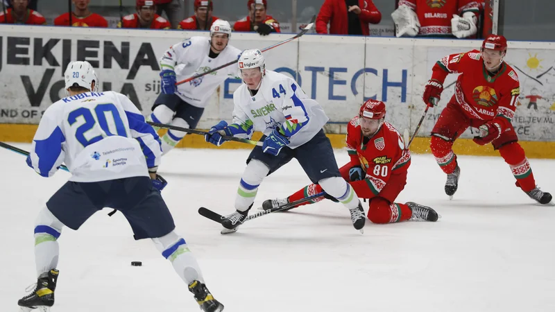 Fotografija: Slovenski hokejisti brez dolgoletnih udarnih adutov niso bili konkurenčni tekmecem. Prav nemočni pa so bili proti Belorusom (na fotografiji). FOTO: Leon Vidic/Delo