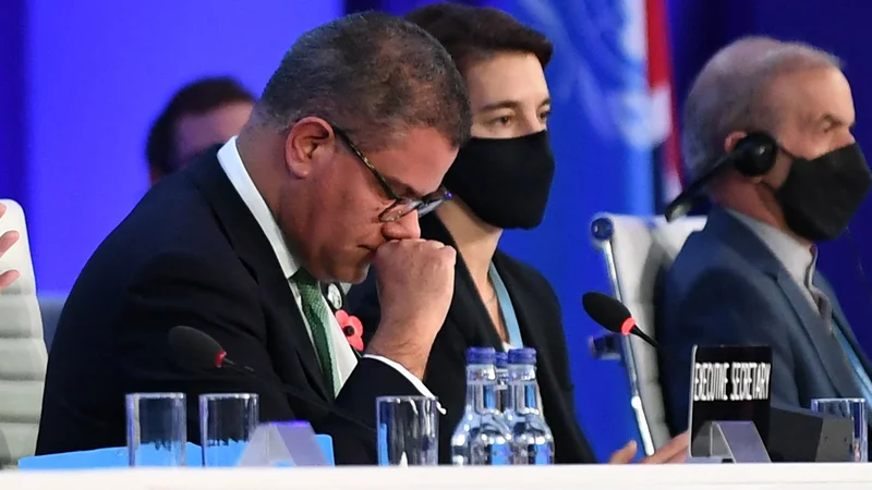 Fotografija: Predsedujoči konferenci Alok Sharma se je moral opravičiti za razvodenelo zahtevo za opustitev premoga. FOTO: Paul Ellis/AFP