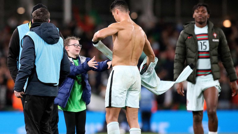 Fotografija: Cristiano Ronaldo je izpolnil veliko željo svoji irski navijačici. FOTO: Paul Faith/AFP
