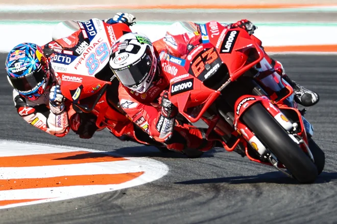 Francesco Bagnaia (63) je dosegel tretjo zmago v sezoni in celotni karieri v razredu motoGP. FOTO: Jose Jordan/AFP