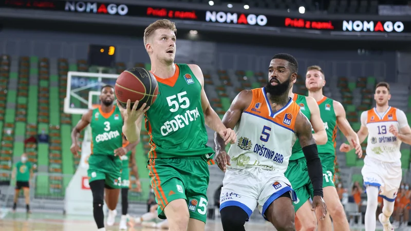 Fotografija: Luka Rupnik (z žogo) je v soboto dobro izkoristil ponujeno priložnost. FOTO: ABA