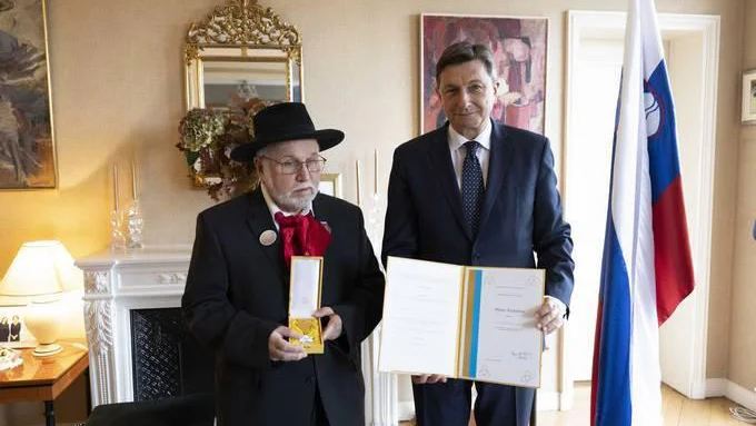 Fotografija: Predsednik republike Borut Pahor je na zadnji dan delovnega obiska v Franciji podelil zlati red za zasluge češko-francoskemu pisatelju Milanu Kunderi. V njegovem imenu je odlikovanje sprejel Evgen Bavčar. FOTO: Matjaž Klemenc